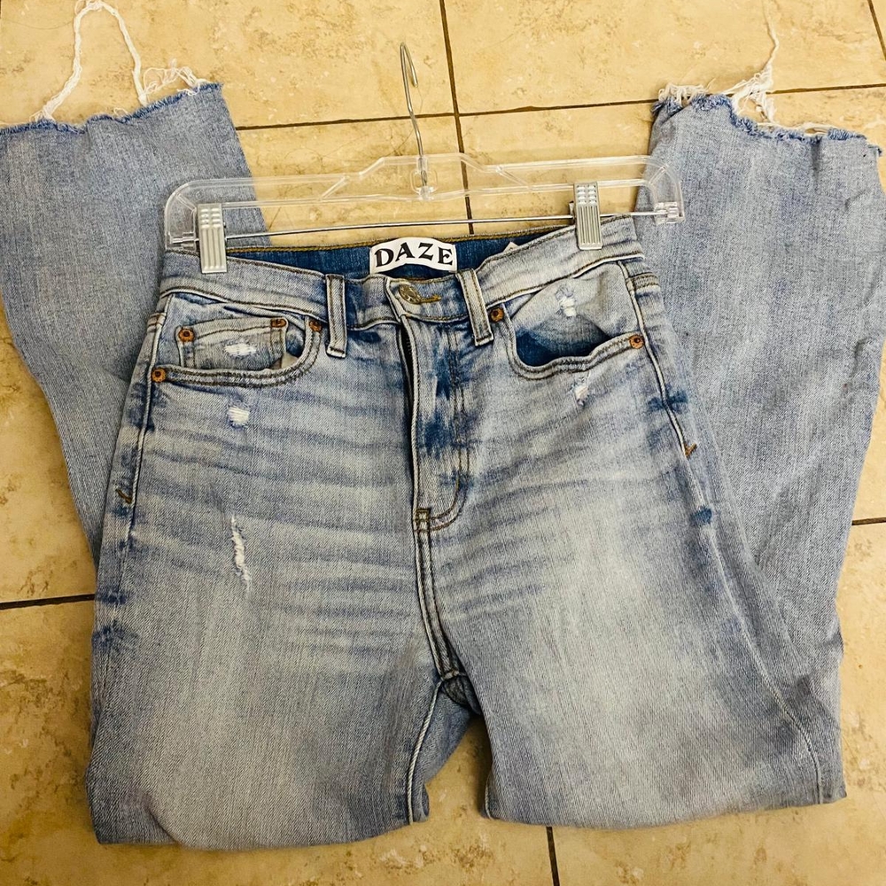 Light Blue Distressed Won's Jeans